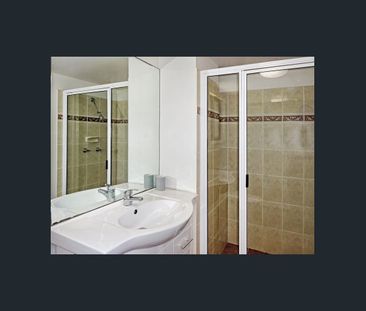 Large Apartment with Space! - Photo 4