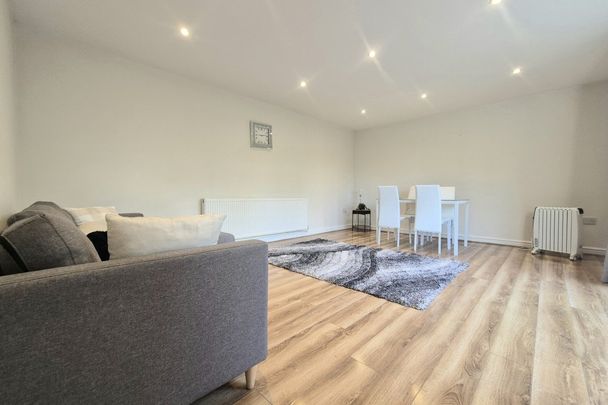 Halifax, Hipperholme - Photo 1