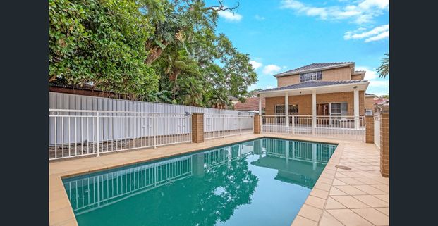 A Refined Family Haven in the Heart of Chatswood - Photo 1
