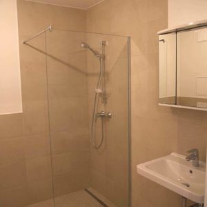 IHRE NEUE 2-Zimmer-Wohnung mit herrlichem Balkon und Tiefgaragenparkplatz in Liebenau - Photo 2