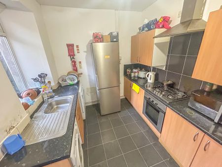 1 bedroom in a house share to rent - Photo 2