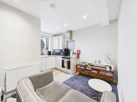 Long Lane, Staines-upon-Thames, Surrey,TW19 - Photo 2