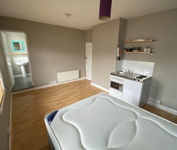 1 bedroom in a house share to rent - Photo 4