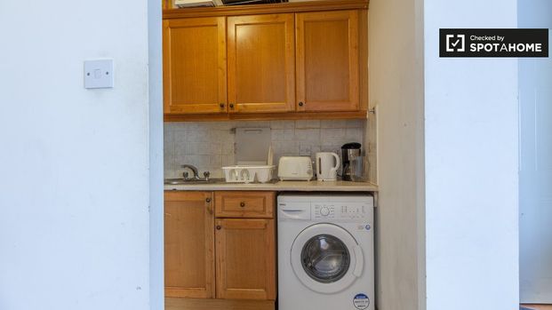 Bright room in 4-bedroom apartment in Stoneybatter, Dublin - Photo 1