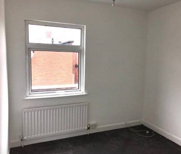 Partly Furnished 2 Bedroom Terrace - Photo 6