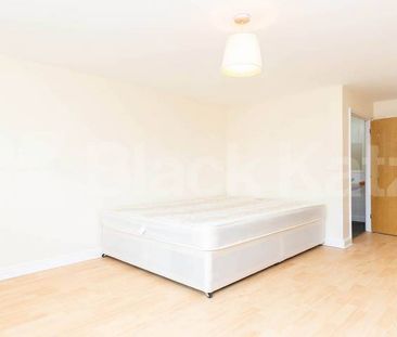 Spacious two bed two bath set within a modern devlopment - Photo 3