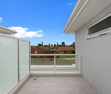 MODERN TOWNHOUSE STYLISH AND SOPHISTICATED - Photo 1