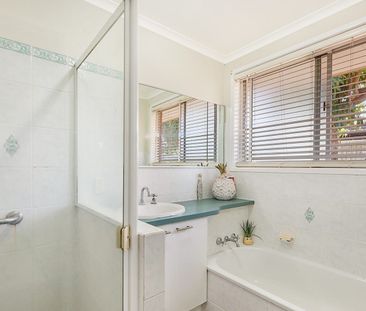 Spacious Family Home with Pool & Expansive 1,124m² Block - Photo 6