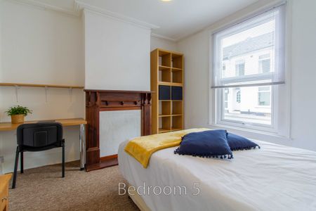 Room 4 - Photo 2