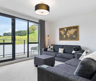 Modern & Stylish Two Bedroom Apartment - Photo 3