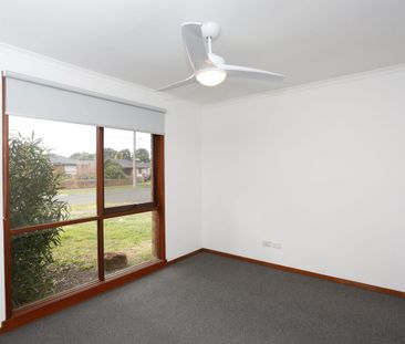 Spacious 3-Bedroom Home in Epping VIC - Photo 2