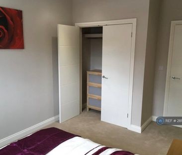 1 bedroom in a flat share to rent - Photo 2