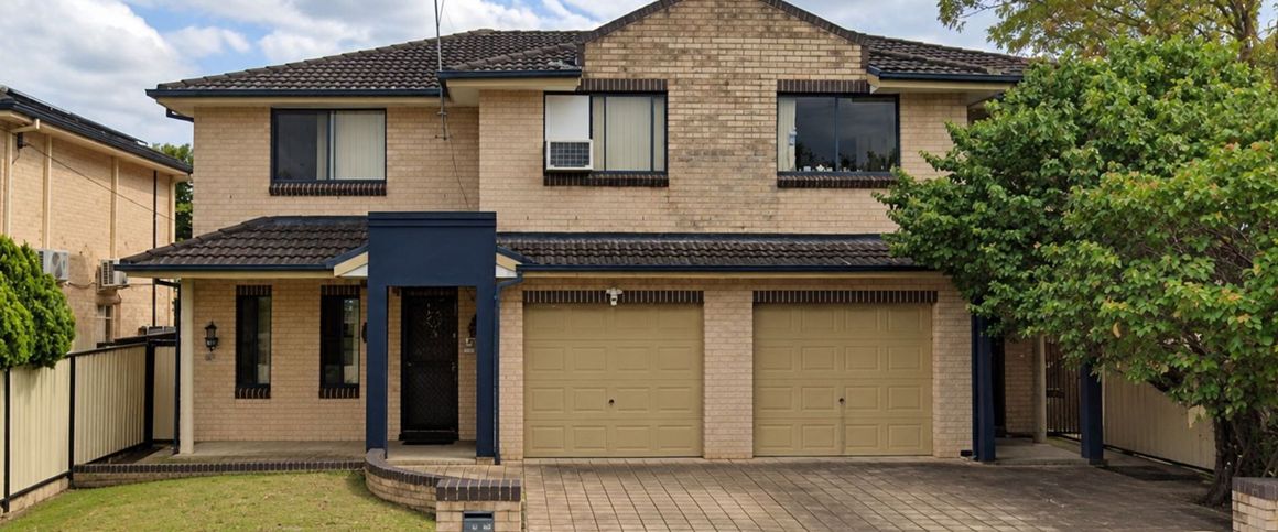 Comfortable Three Bedroom Family Living! - Photo 1