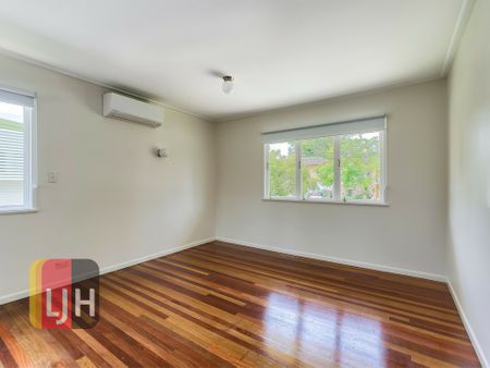AIR CONDITIONED FIVE BEDROOM HOME WITH INGROUND POOL !! - Photo 2