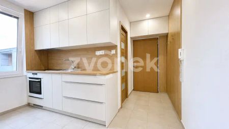 Pronájem moderně zrekonstruovaného bytu 2+1 se dvěma lodžiemi – Zlín, ulice Družstevní - Photo 2