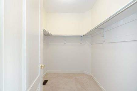 For Lease - 422 Hidden Trail, Oakville, Ontario - Photo 2