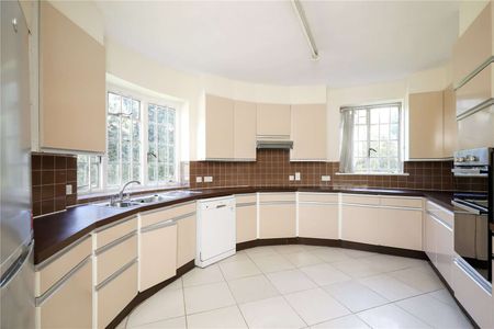 A spacious five bedroom apartment in this popular gated community. - Photo 5