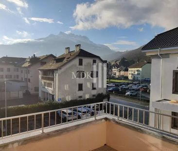 Renovated 4.5-room apartment for rent in Collombey - Photo 1