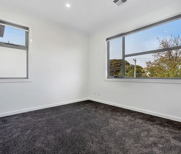 Modern, Spacious & Central Location! - Photo 3