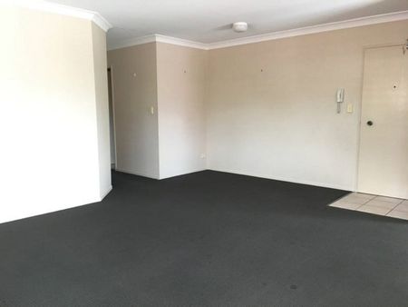 Spacious 3 bedroom unit - Photo 3