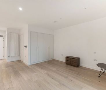 Rendal Way, London, E16 ground floor flat to rent - Photo 1