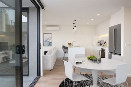 2/4 Dickens Street, Richmond VIC 3121 - Photo 2