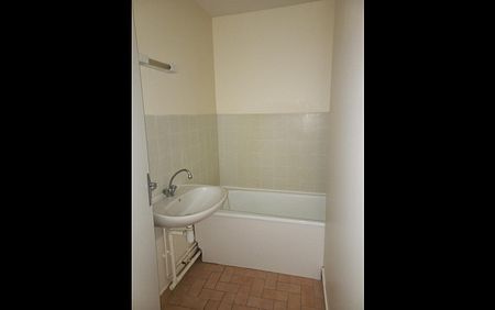 Location Appartement 2 pièces 47 m² Sainte-Sévère - Photo 5