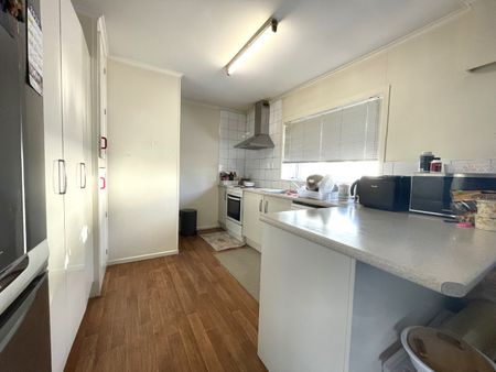 Renovated 3 Bedroom Home in Central Pakuranga Easy Commute 2 Car Parks - Photo 2