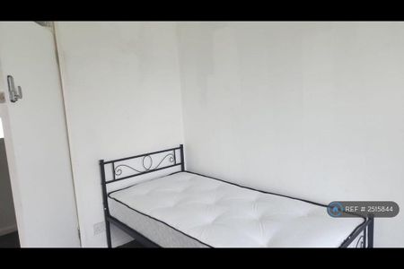 4 bedroom flat to rent - Photo 5