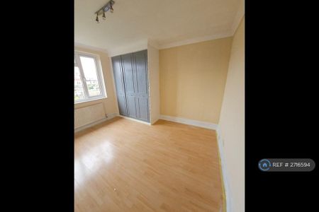 3 bedroom end of terrace house to rent - Photo 3