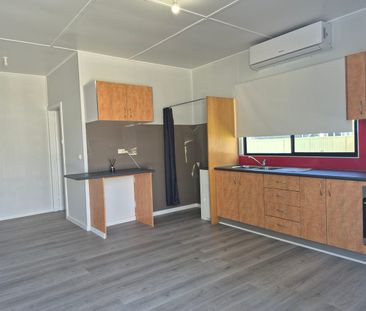 Fully Renovated 1-Bedroom Flat – Just 200m from the Beach! - Photo 2