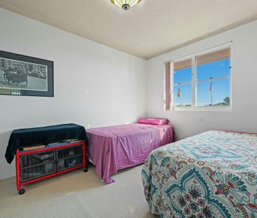 TOP-FLOOR WITH SPECTACULAR HARBOUR & CITY VIEWS - Photo 4