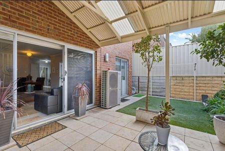 WELL PRESENTED THREE BEDROOM TOWNHOUSE - Photo 5