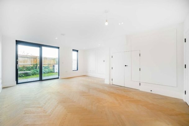 Bryanston Close, UB2, London - Photo 1