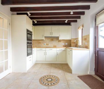 4 bedroom semi-detached house to rent - Photo 2