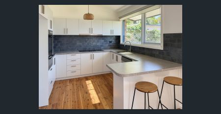 Charming Home with Spacious Backyard and Modern Interiors - Photo 2