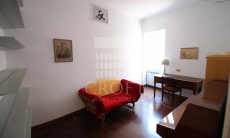 Center-VIA GIULIA: Bright, furnished 2 bedroom, 2 bath, full kitchen and bonus study-home office. Quiet flat located in well kept building with air conditioning, modern baths and kitchen, near all shops, services and transport. REF 2210 - Photo 3