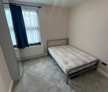 SPACIOUS DELIGHTFUL NEWLY REFURBISHED BEDROOM - Photo 2