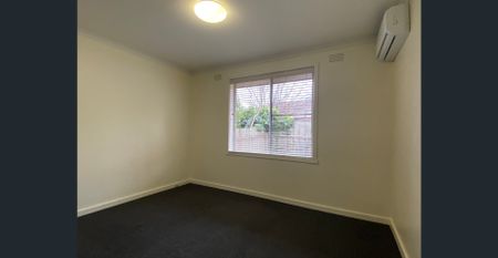 Single-level convenience and location! - Photo 3