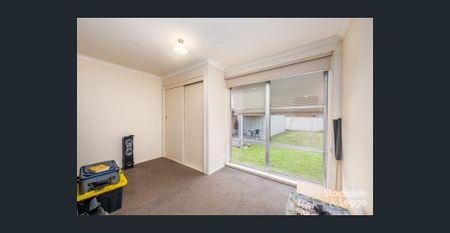 CONVENIENTLY LOCATED 3 BEDROOM HOUSE - Photo 5