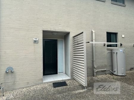 Spacious Unit - Photo 3
