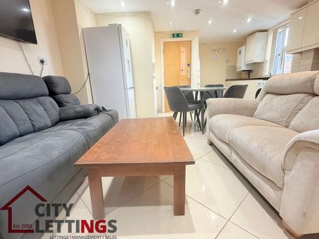 8 Bedroom Flat - Photo 2