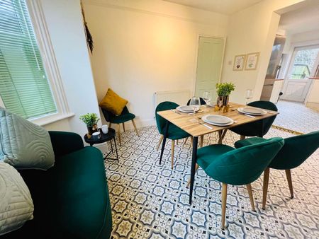 Stylish ensuite house share opposite train station The Sea Green Suite (Bedroom 4) - Photo 5