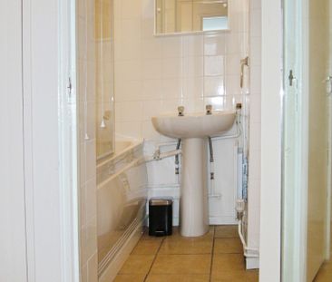 1-Bedroom Apartment with Balcony. The Quarterdeck, Canary Wharf E14 - Photo 1