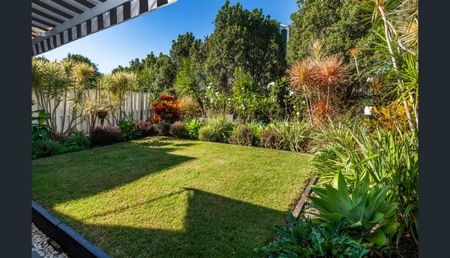 FULLY RENOVATED TOWNHOUSE FOR $850 PER WEEK - Photo 5