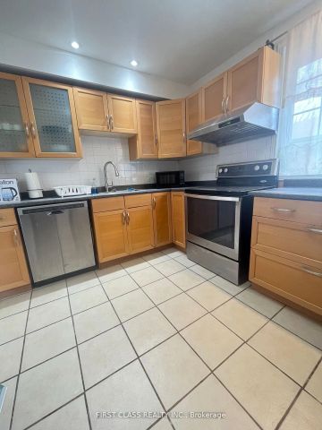 Detached Home For Lease | N9236747 - Photo 5