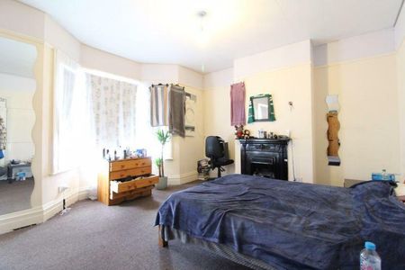 5 bedroom end of terrace house to rent - Photo 3