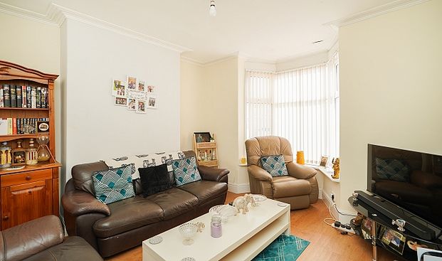 Cozy 3-Bedroom Home with Modern KitchenClose to City Centre & Hallam University - Photo 1