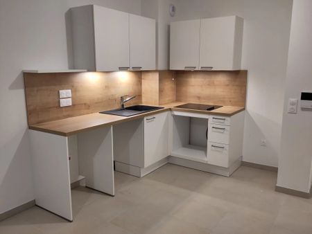 Location Appartement 2 pièces 41m² ST LAURENT DU VAR 06700 - Photo 2