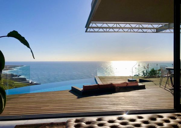 Deslumbrante moradia exclusiva, com vista frontal de mar e piscina privada.